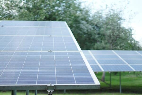 Chauffage solaire pour piscine : un guide technique pour maximiser l’efficacité énergétique